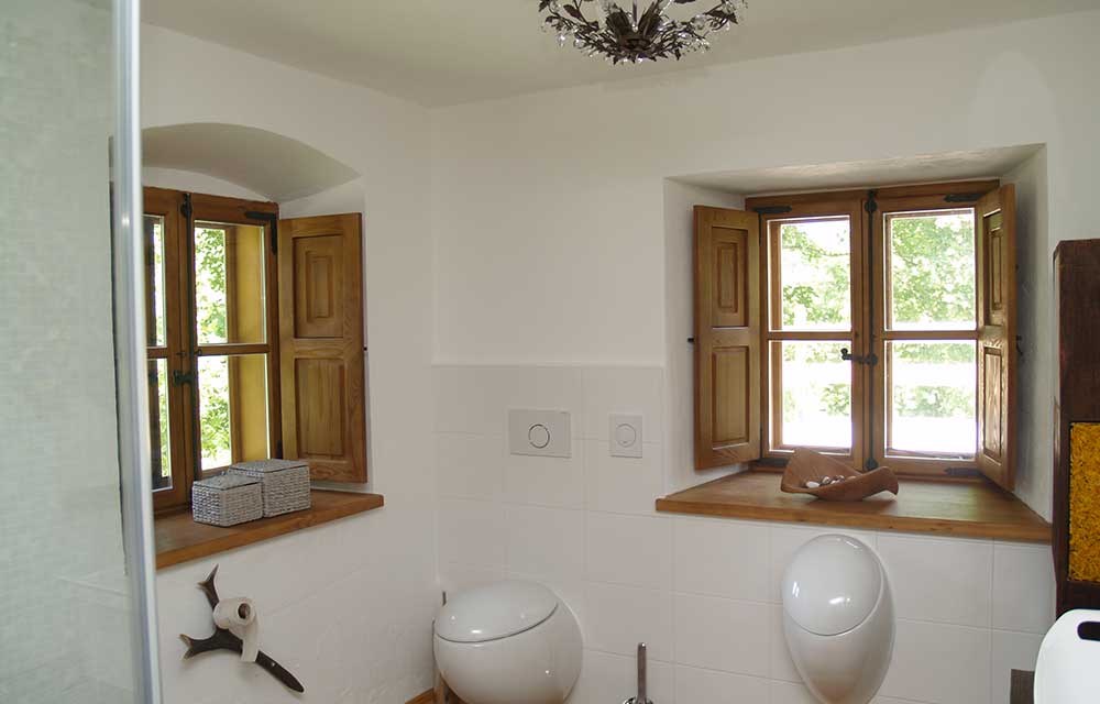 Holzfenster mit Fensterläden: Warum Innenläden im Altbau wieder interessant sind