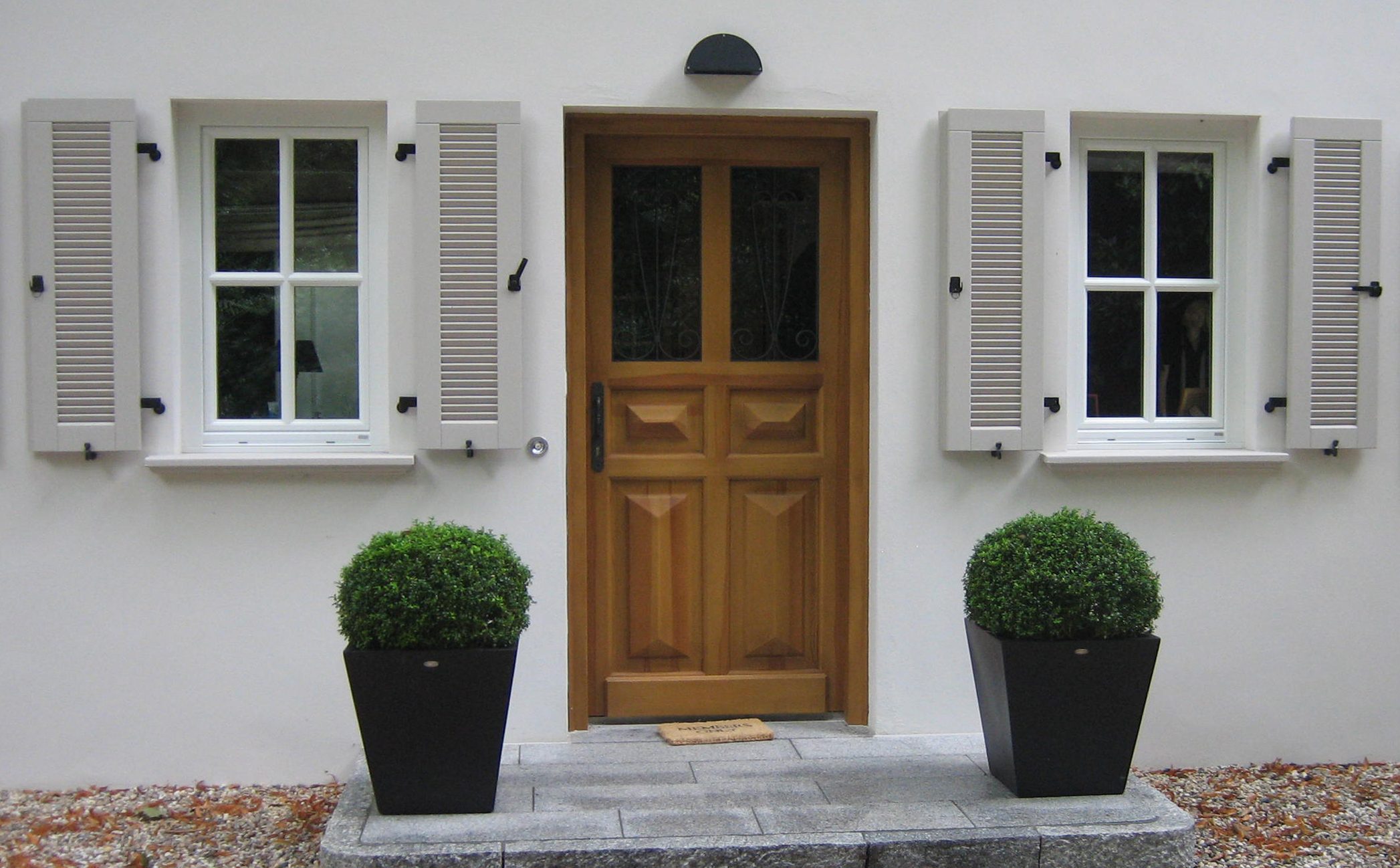 Die Außenansicht Ihres Hauses mit Holztüren im Landhausstil verschönern